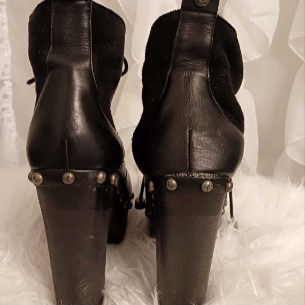 Koolaburra Blk Bootie W/ Lace Up And Open Toe - image 2